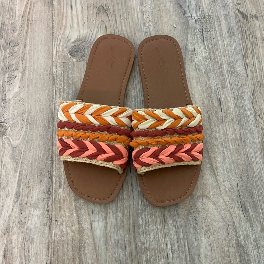 Universal Thread size 8.5 sandals